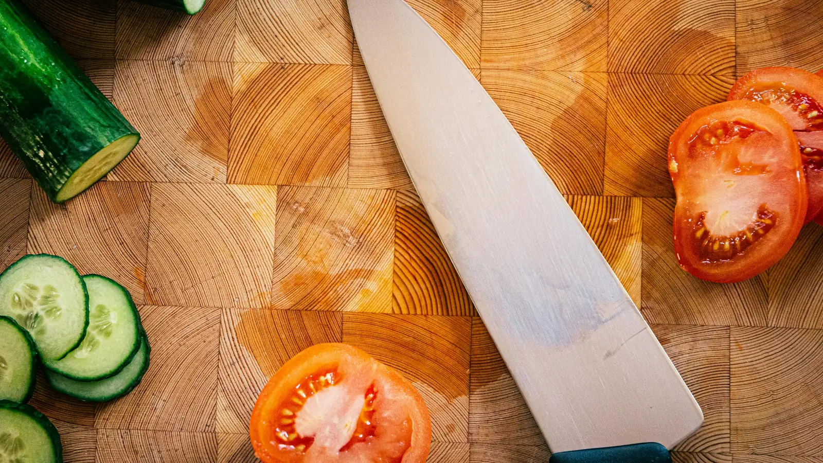 Bamboo chopping board with vegetables